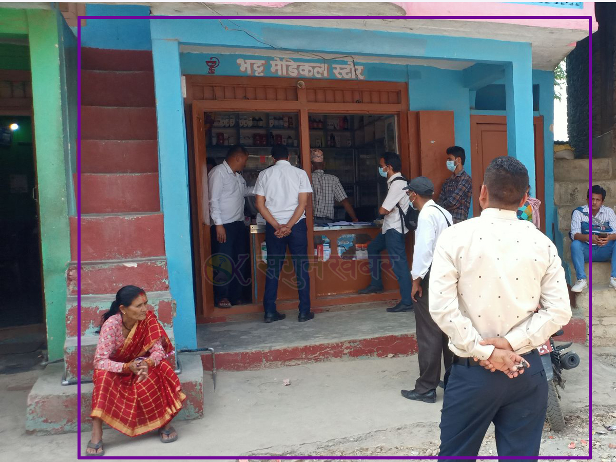 बैतडीमा मेडिकल सञ्चालकहरु आफूखुसी औषधि बेच्दै, केही मेडिकलमा स्थानीय प्रशासनको अनुगमन 